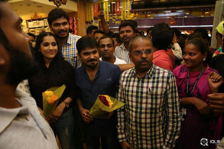 Tanu-Vachenanta-Movie-Team-At-South-India-Shopping-Mall-Vijayawada